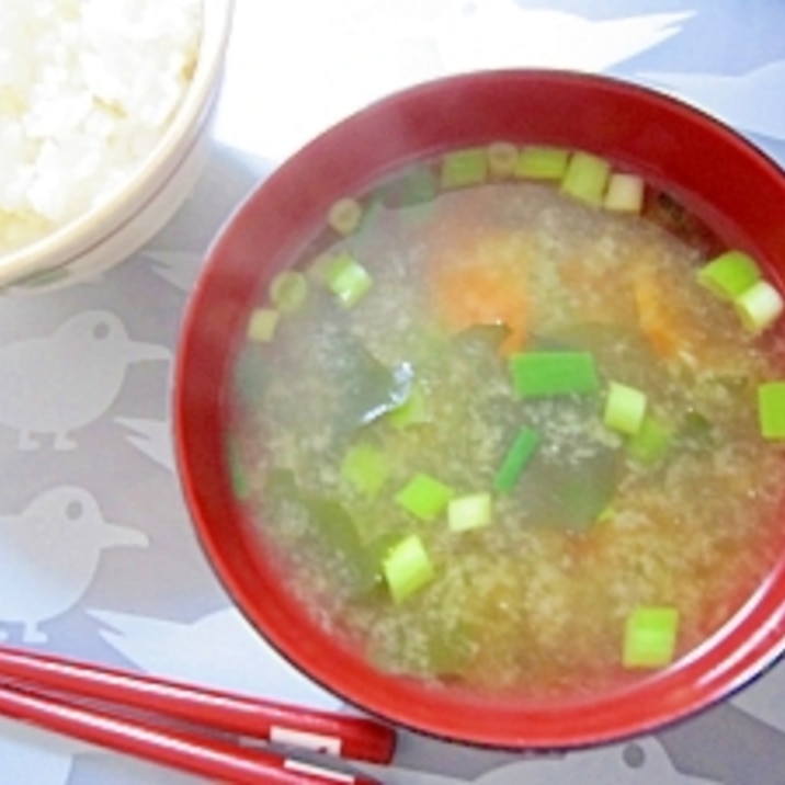 和朝食！にんじんとワカメのお味噌汁